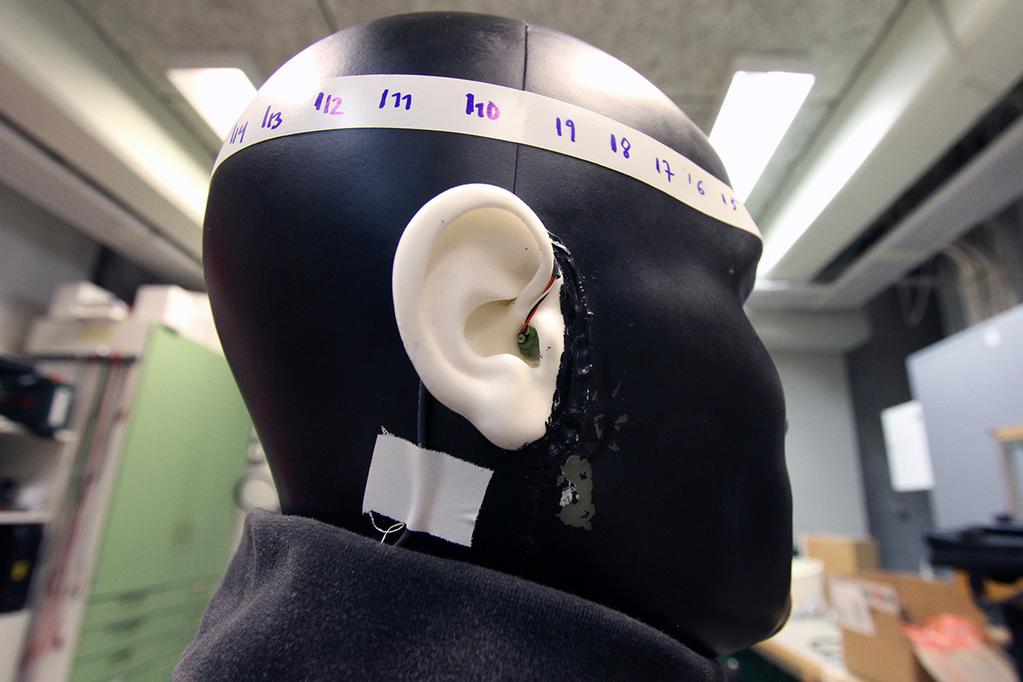 6: Dummy head with adjustable ear canals (DADEC) for blocked ear canal measurements in pendulum