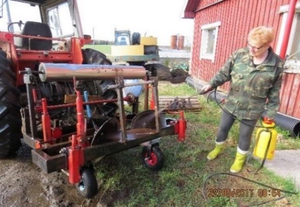 57 6.6 Esittelypellon mansikkapenkkien tekeminen Muokkauksen ja lannoituksen jälkeen oli vuorossa penkkien tekeminen. Työ tehtiin toukokuussa viikolla 21.