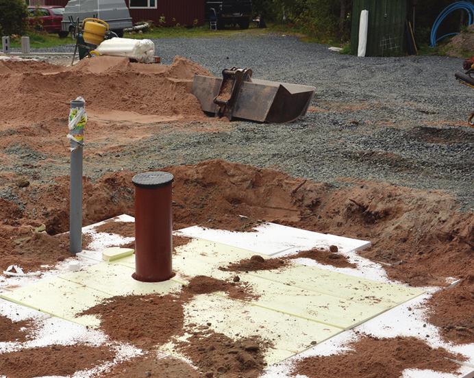 Huolehdi myös, että tuloputken alapuolinen maa tiivistetään huolellisesti. Lyhennä tyhjennysputkea tarvittaessa niin, että sen kansi jää vähän maanpinnan yläpuolelle.