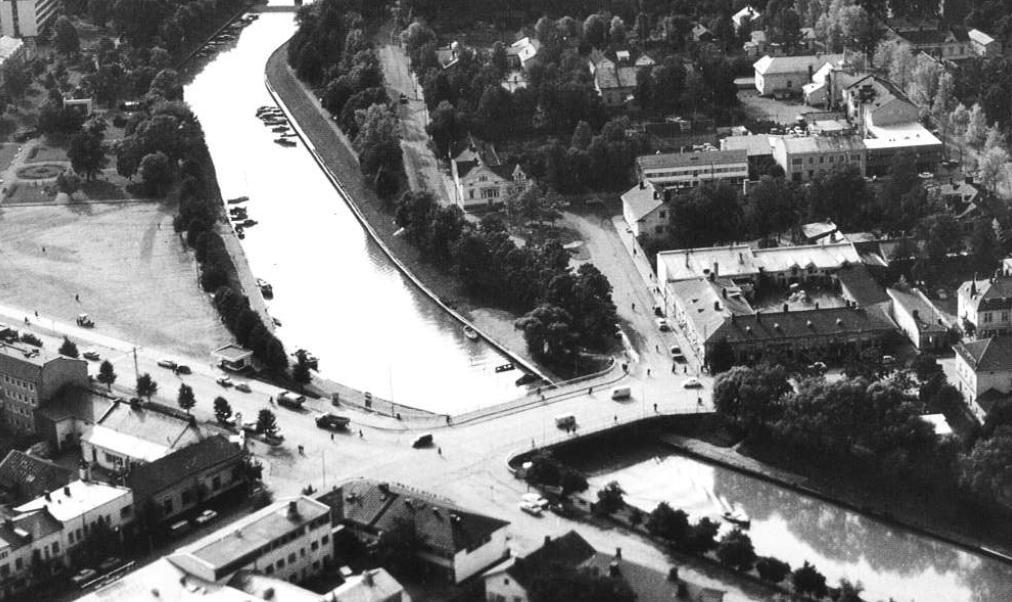 15 vä aukio osittain rakennuksen pohjois- ja itäpuolelle.