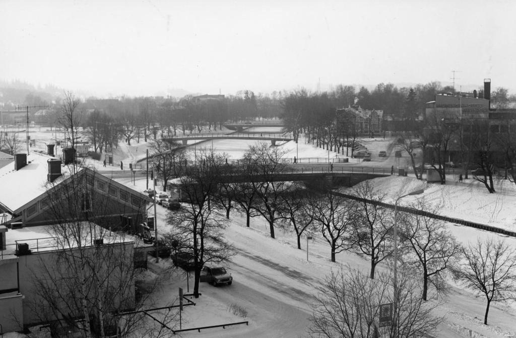 Seppä Laurin patsas on Salon vanhin patsas, joka on sijainnut nykyisellä paikallaan Seppä Laurin puistossa vuodesta 1963. Patsaan katse on suunnattu Seppä Laurin oletettua asuinpaikkaa kohti.