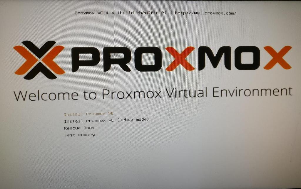 9 VIRTUALISOINTIPALVELIMEN ASENNUS 3.1 Käyttöjärjestelmän asennus Asennus aloitetaan valmistelemalla USB-muistitikku, joka sisältää Proxmox VEpalvelinohjelmiston.