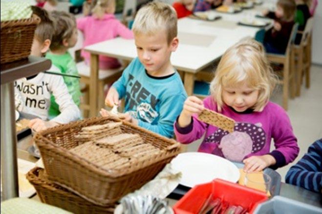 Ryhmässä oleva kuvitettu päiväjärjestys päivittäin samankaltaisina toistuvat arjen tilanteet tuovat lapsen päivään turvallisuutta, selkeyttä ennakoitavuutta.