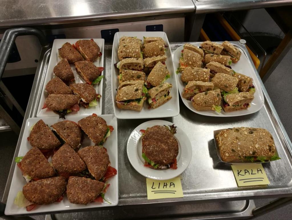 Kasvisversioon käytin Myllyn Paras Lippa moniviljasämpylää, ILO orginal hummusta, Menu bistro salaattisekoitusta, kurkkua sekä Saarioisten pikkelöityä punasipulia.