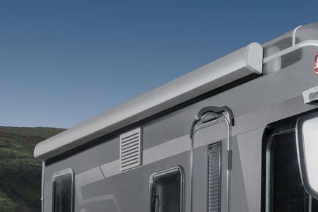 Suojaa auringolta ja tihkusateelta Paras mahdollinen tiiviys XXL-vuode Tukevasta alumiinista valmistetussa Hymermobil BKlasse ModernComfort -mallin katossa ei ole pitkittäissaumoja, joiden kautta