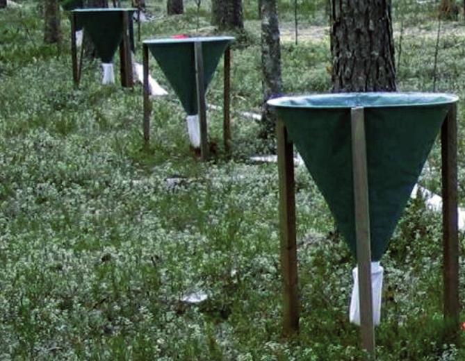 Figure 1. Photo of a litterfall trap at the Scots pine plot Hietajärvi (nr. 20). (Photo: Johan Stendahl). Kuva 1. Karikesatokeräin Hietajärven männikköalalla (no. 20). (Kuva: Johan Stendahl).