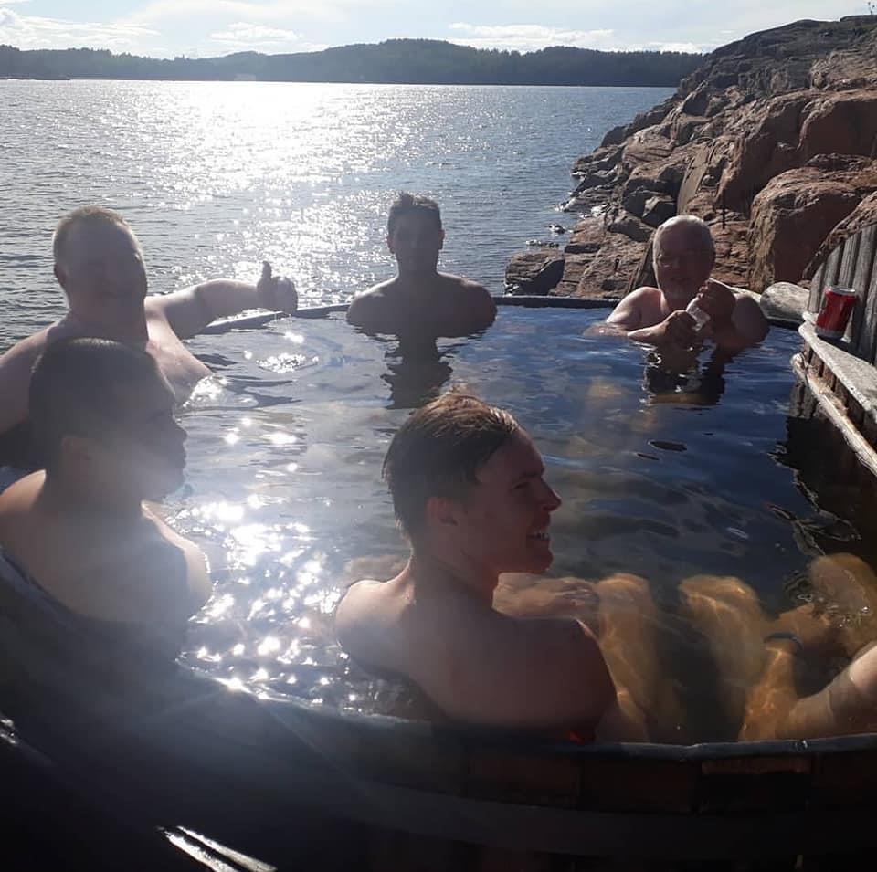 mm. kahvilan pyörittämiseen, lounastoimintaan, siivoukseen, järjestyksen valvontaan yms.