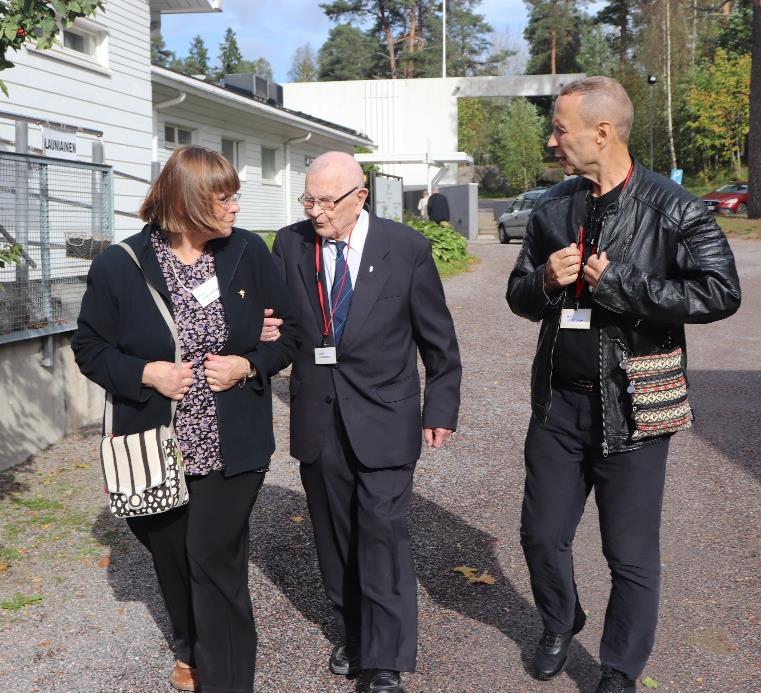 leikkihaan laulua lintujen kuunnellen nukkuen nurmelle sen sinne sydämes halajaa siel sielusi rauhan saa Olli