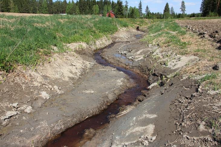 yhteistyössä maanomistajien kanssa. Toimenpiteet eivät saaneet aiheuttaa vettymisongelmia pelloille ja peltojen salaojaputkisto aiheuttikin haasteita suunnittelulle.