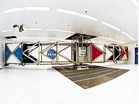 E 3.30: Hypergravitaatio. NASA:n Ames Research Centerissä käytetään suurta 20-G sentrifugia, kun testataan hyvin suurien kiihtyvyyksien (hypergravitaation) vaikutusta lentäjiin ja astronautteihin.