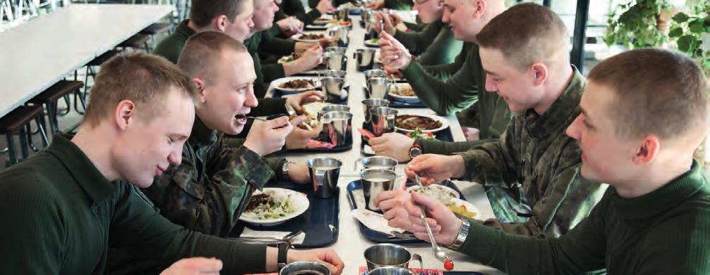 Ruokahuolto Palvelusaikana varusmiehille tarjotaan varuskuntaravintolassa sekä maasto-olosuhteissa suomalaiset ravitsemussuositukset täyttäviä, terveellisiä ja monipuolisia aterioita sekä