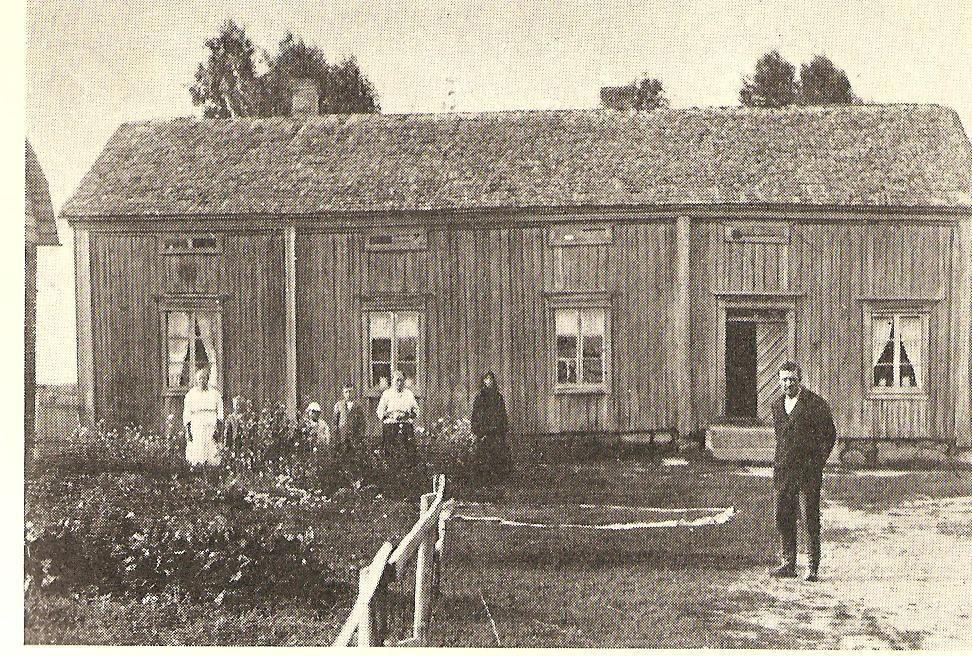 Kotkaniemen talo Pokelassa Tässä talossa olivat majoittuneina mm. myöhemmin kenraaleiksi kohonneet jääkärit Sihvo, Talvela, Mäkinen ja Viljanen.