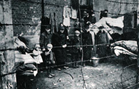 Mikä oli holokausti? Holokausti oli natsien sekä heidän liittolaisten toimeenpanema arviolta kuuden miljoonan juutalaisen ja miljoonan romanin kansanmurha.