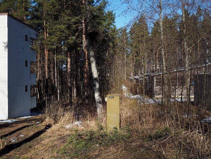 Näkymä tontin takaosaan Kärpänkujalta (oik.).
