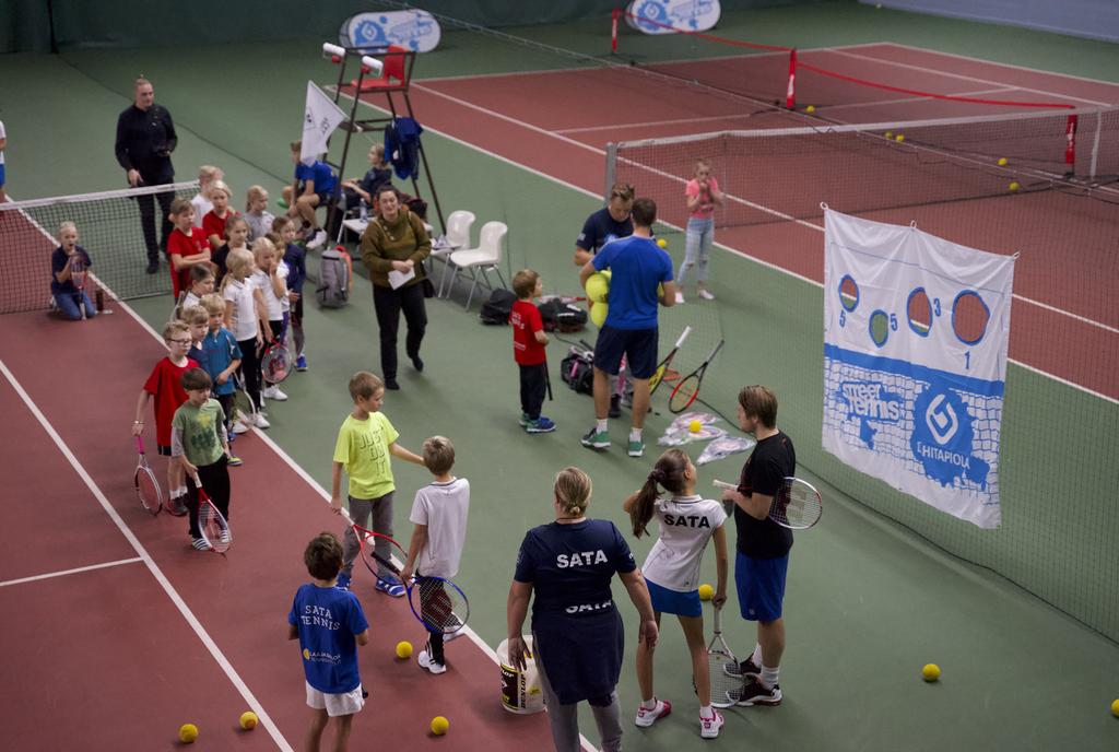 TOIMINTAKERTOMUS 2018 Lajiesittelytapahtumien lisäksi kiertueeseen kuului StarttiTennis-tapahtumia, joissa perheet pääsivät kokeilemaan ilmaiseksi tennistä.