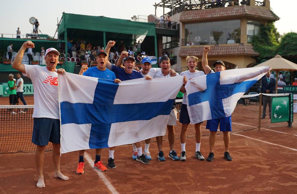 SUOMEN TENNISLIITTO ANSIOMERKIT Kultainen ansiomerkki 74 Totro, Tapio, Smash Hopeiset ansiomerkit 525 Syrjälä, Martti, Este-78 526 Isokangas, Juha-Matti, Smash 527 Ahokas, Ari, Smash 528 Peura,