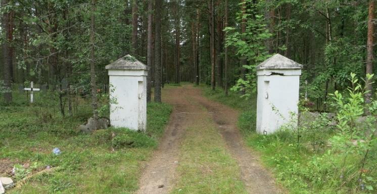 Hautausmaan takaosassa voi käydä katsomassa talvisodan taistelulinjoja pesäkkeineen ja juoksuhautoineen. Jatkamme matkaa kohti Haparaisten kylää.