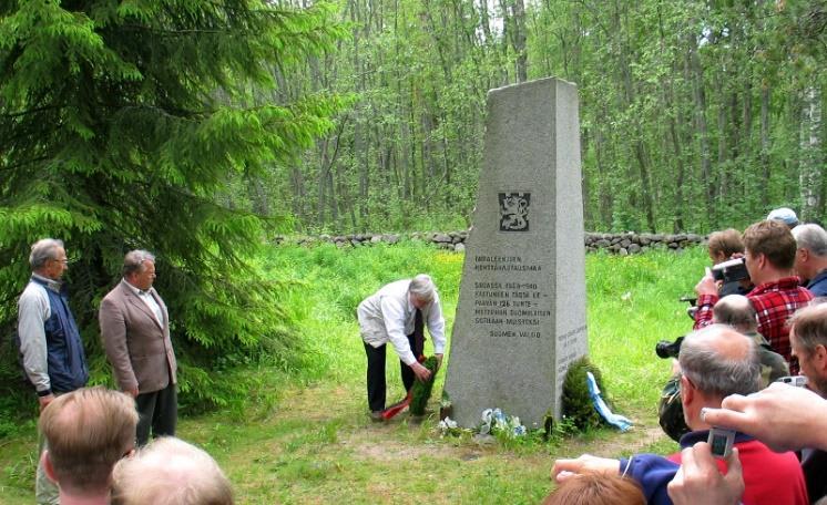 Jatkamme matkaa kohti Taipaletta. Tie oli talvisodan aikaan Via Dolorosa, jota myöten uupuneet taistelijat tulivat takamaaston vaihtoon ja toiset menivät Taipaleen tulihelvettiin.