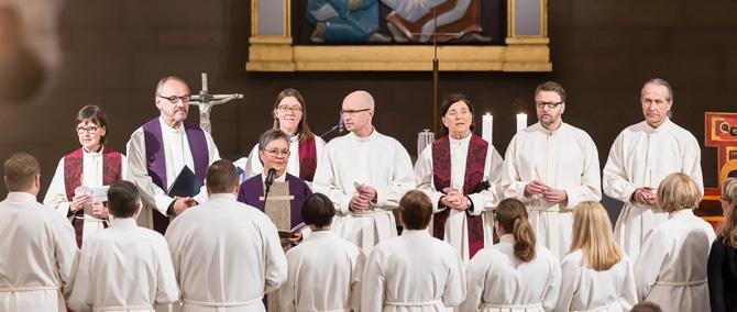 Kuulluksi tuleminen Teksti Pirjo Kantala Kuva Markku Pihlaja KYMMENKUNTA VUOTTA sitten Tuomasmessussa vieraili amerikkalainen luterilainen pappi Len Jepson vaimonsa kanssa.