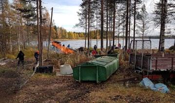 Jatkettiin rannan siivousta ja perkaamista, jotta saataisiin järveä esille paremmin ja puista tietenkin polttopuita saunaa varten.