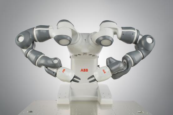15 Kuva 4. ABB Yumi ja Universal Robots-mallit UR3, UR5 ja UR10. Opettamalla ohjelmointi on tavallisesti enemmän käytössä kuin johdattamalla ohjelmointi.