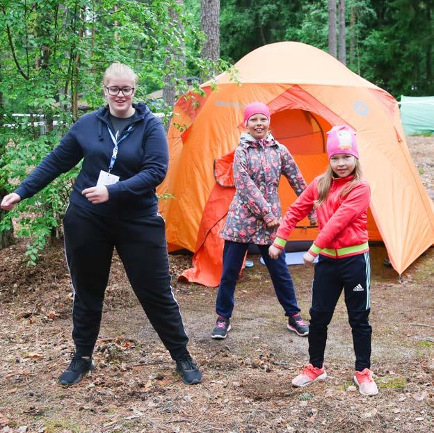 Leiriläisillä on mahdollisuus majoittua omassa teltassa Ahtelassa tai sisätiloissa Sauvon koulukeskuksessa.