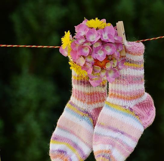 SUKAT ÄIDILLE Villasukat voivat olla perinteiset neulotut sukat tai ne voi toteuttaa vaikkapa virkkaamalla tai koukkuamalla.