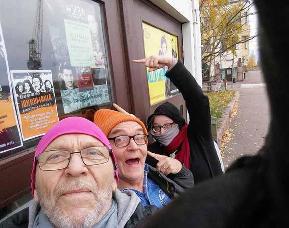 Sain myös kehuja näytelmän nähneeltä Jussi Vataselta, Ismail toteaa. Näytelmän nimi Älli Bälli on tataarilaulu.