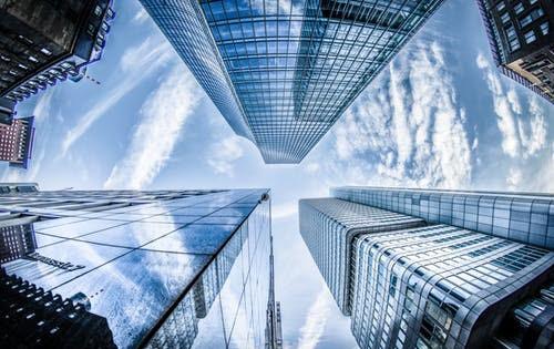 TEKNOLOGIA REVOLUUTIO LÄHELLÄ ETÄÄLLÄ TALOUS LÄHELLÄ ETÄÄLLÄ TEKNOLOGIA KEHITYKSEN HIDATUMINEN