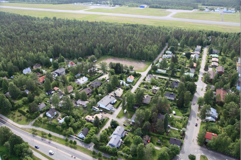 14/48 VE2 Ukonpuisto: Alueen pohjoisosassa on hiekkapäällysteinen Ukonpuiston kenttä.