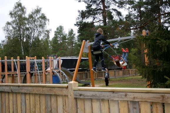 Koulunkäyntiä Eskola-talolla Koulun tilat yläkerrassa: kaksi luokkaa, monitoimitila ja liikuntasali Lisäksi