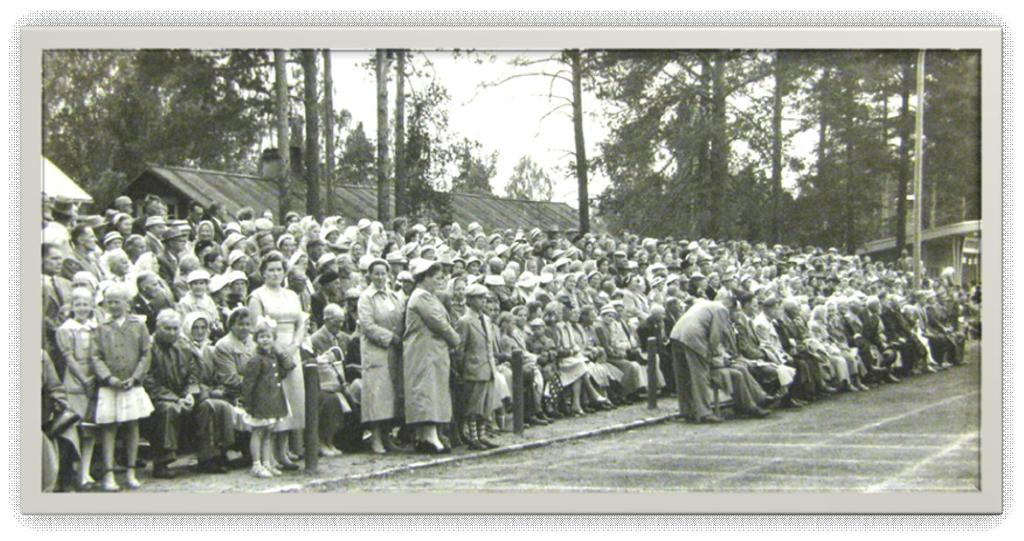 Valkjärvijuhlan yleisöä Keuruulla 1959 Juhlapuhuja Veikko