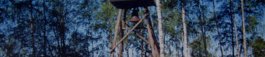Juhlaväkeä kirkonmäellä v.