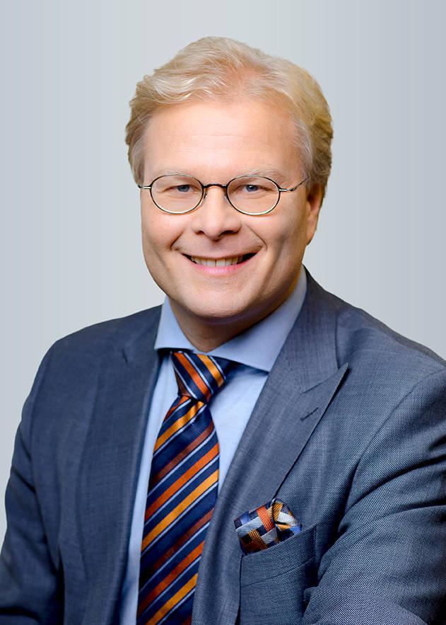 Wärtsilä Oyj Abp Vuosikertomus 2018 Hallinnointi 13 Kari Hietanen Johtaja, yhteiskuntasuhteet ja lakiasiat, vuodesta 2012. Hallituksen sihteeri vuodesta 2002. Syntynyt 1963, oikeustieteen kandidaatti.