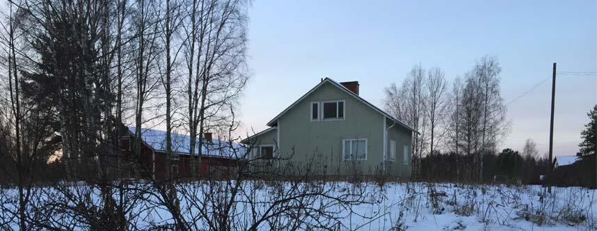 Kaava-alueen itäpuolella oleva asuinrakennus on uudempi. Molemmat asuinrakennukset sekä muut lähialueen rakennukset ovat sijoitettu tontille siten, että asuinrakennuksen harja on joen suuntainen.