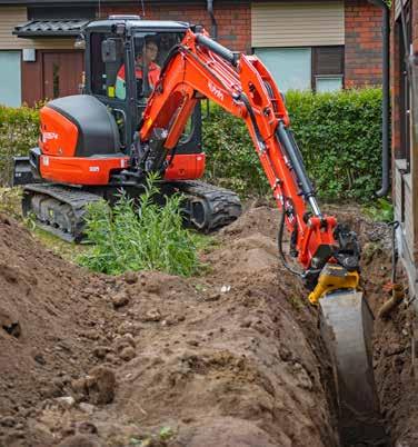 Kuorma-autolla kulkevat hiekat ja massat ja koko kalusto kerralla työmaalta toiselle. Ensimmäinen engcon ja seitsemän euroa Kari Virtasen ensimmäisessä koneessa oli nykyisen 206:n edellinen versio.