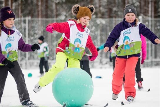 joukkuetta paljon enemmän liikkumista Jos lapsilla on liian hyvät sukset itsellään, voi lumipelialueelle ottaa minisuksia mukaan voidaan pelata esim.
