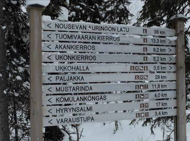 UKKOHALLAN JA SAUNAMAAN ASEMAKAAVOJEN OSITTAINEN MUUTOS JA LAAJENNUS 27 Kuva 18 Reittiopasteita ja palvelupiste laajennusalueella Vaikutukset sosiaalisiin oloihin Rakennuskortteleiden sijoittelu on