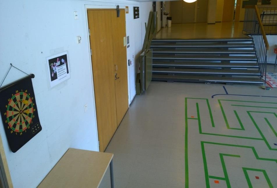 Tikanheitto Käytävällä magneettitikkataulu ja tikat (aina paikanpäällä) Luokasta