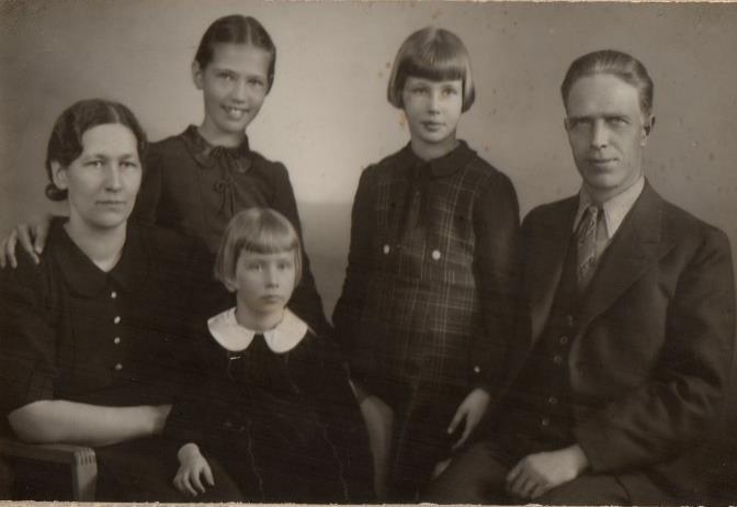 Elsa-äiti, Maila, pikkusisko Leena, Marja ja Paavo-isä. Tätä varhaista kuuntelua lapsuudessani olen pitänyt erittäin tärkeänä vaiheena sille, miten minusta tuli laulaja.