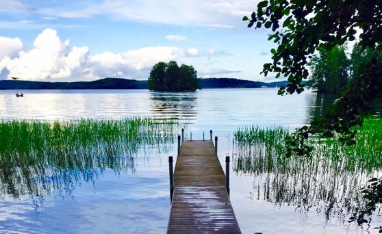 Tietoinen kuunteleminen Tämä harjoitus auttaa sinua olemaan yhä enemmän läsnä keskusteltaessa. Saatat myös huomata ihmissuhteittesi paranevan.