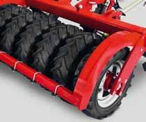 Traktorikuvioisilla renkailla varustettu rengaspakkeri tiivistää koko muokattavan alueen ja yksinkertainen varpajyrä tiivistää maan läheltä pintaa.