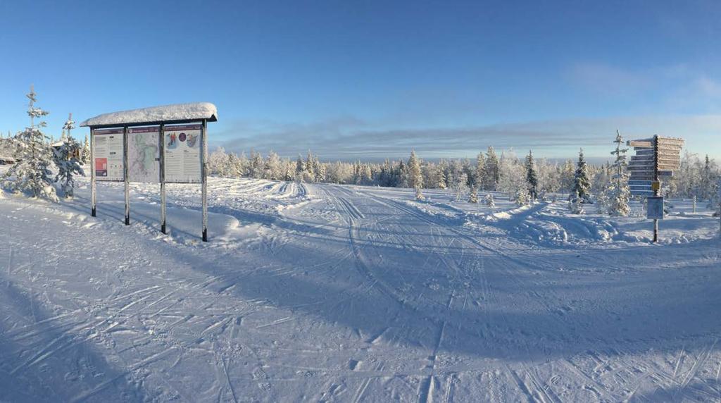 Kuva 6. Sport Resort Ylläs kesäreittien lähtöpaikka. Viitoitus, infotaulut, lähialueen opastus selkeän polun avulla.