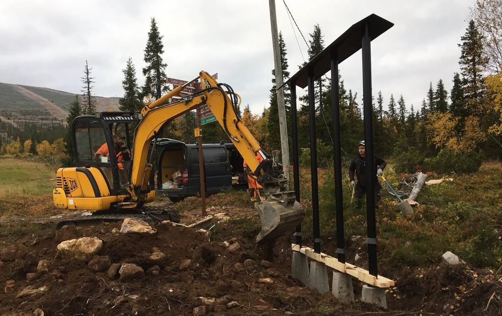 Taulujen jalat ja katos ovat pulverimaalattua terästä. Jalat on pystytetty 900 mm korkeisiin ja noin 120 kg painaviin betoniperustuksiin (kuva 14).