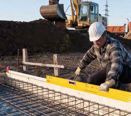 Vaihtoehtoisesti varustettu päälle pistettävillä välikelevyillä puurakennuksessa työskenneltäessä tai maametallimagneeteilla työskenneltäessä teräsrakennuksessa. Kaksi mittapintaa. 10 vuoden takuu.