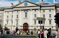 Trinity College yliopiston vanha kirjasto ja Book of Kells näyttely Kuningatar Elisabeth I perusti kuuluisan Trinity College yliopiston 1592.