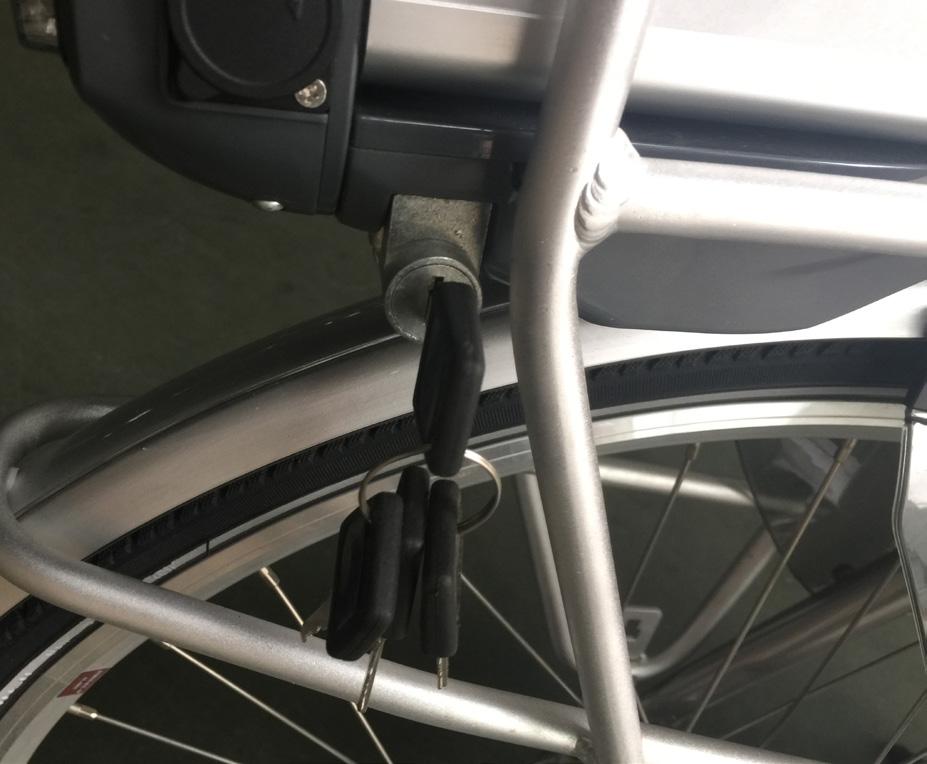 Huolehdithan siis, että pyörä on parkkeerattu sateensuojaan suojellaksesi akkutelinettä. Älä IKINÄ liitä akkua telineeseen, jos liitännät ovat märät.