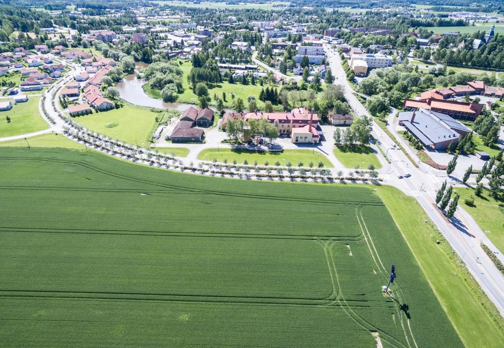 JOHDANTO Tämän selvityksen tarkoituksena oli laatia liikenteellinen tarkastelu Huittisten Lauttakylään sijoittuvan uuden peruskoulun suunnittelun tueksi ja palvelemaan koulun ja sen lähiympäristön