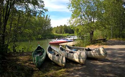 Väiskin saarella sijaitsee Väiskin seikkailumaailma, jonne pääsee laivalla Ailostenniemeltä.