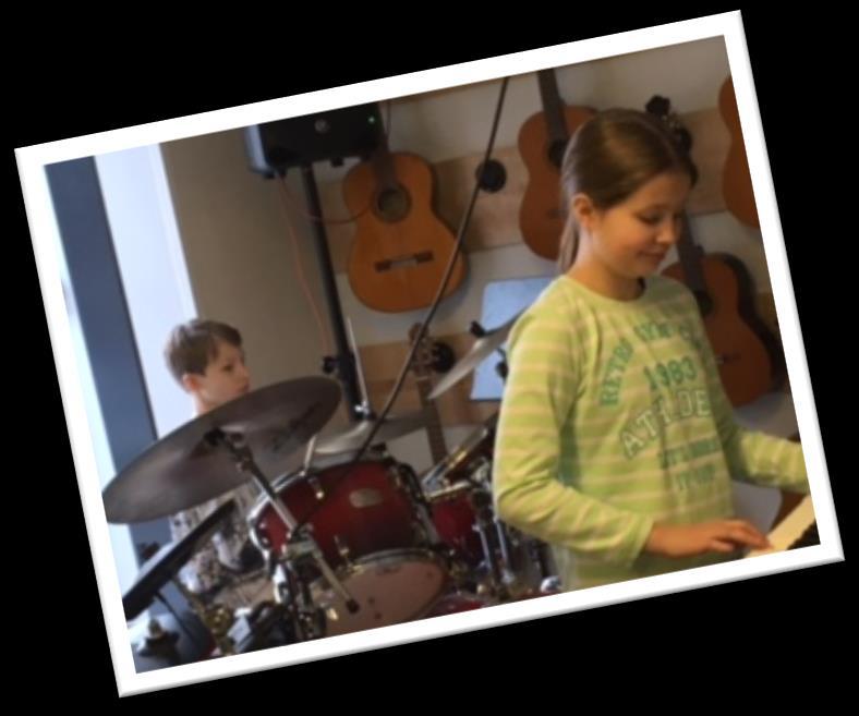Musiikkiluokalle voi pyrkiä Tuusulan kunnassa asuva 2. luokan oppilas. Oppilaat valitaan musiikkiluokalle testin perusteella. Testit järjestetään Riihikallion koululla maanantaina 12.3.